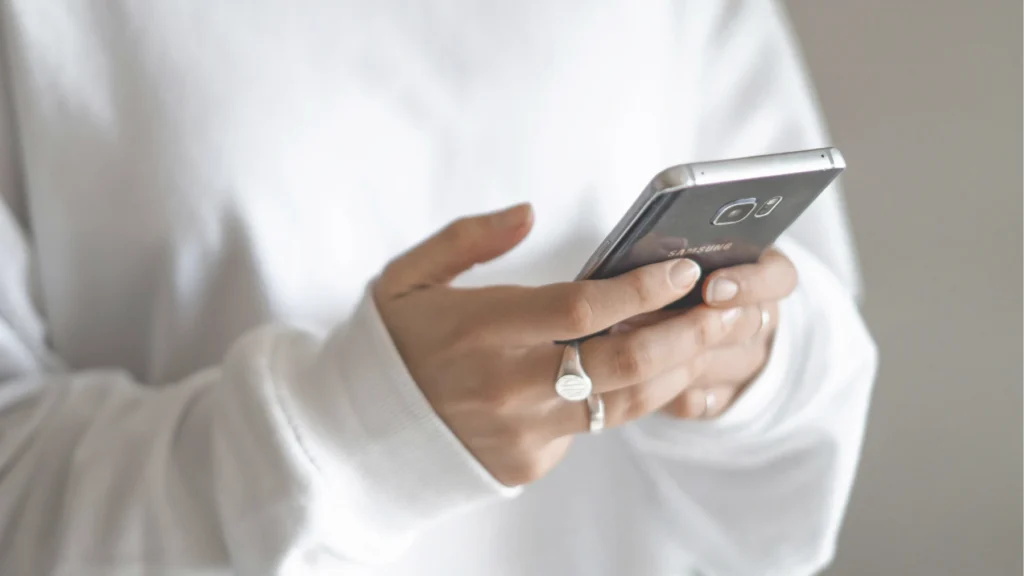 Eine Frau hält ihr Handy.