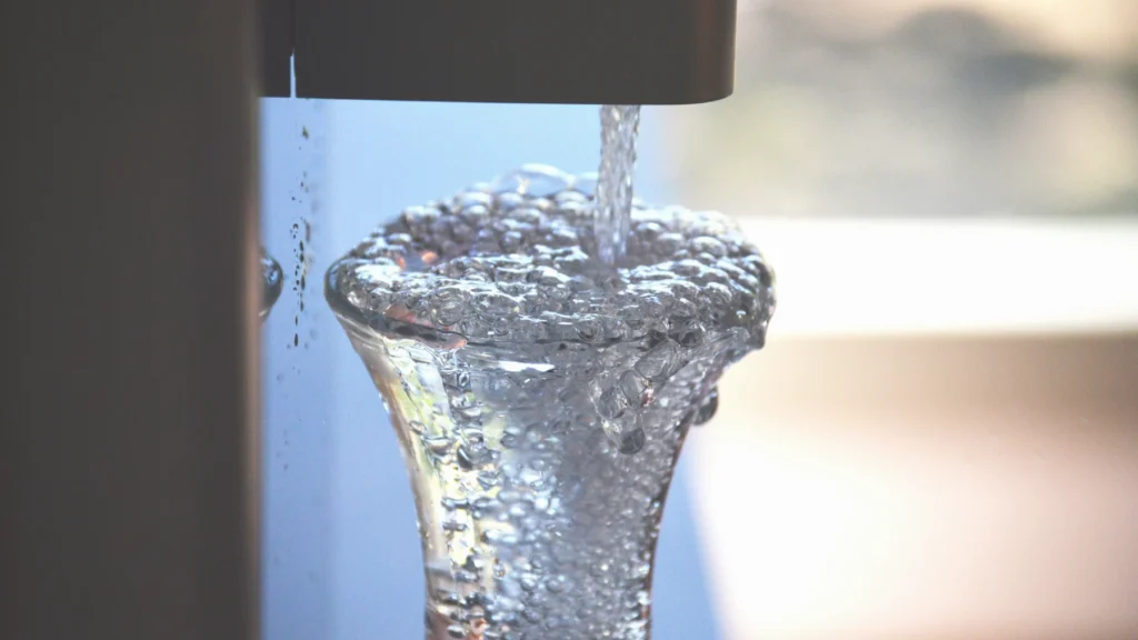 Wasser kommt aus der Leitung.